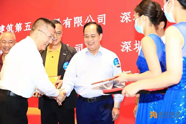 鹏瑞集团执行董事、总裁李维揭晓“十年恒久相助奖”.jpg